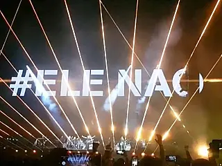 Ex-Pink Floyd exibe hashtag 'elenão' em show no Brasil