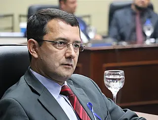 Vereador abre crise na Câmara ao questionar legalidade de contratação de empresa