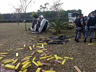 Traficante capota carro, espalha maconha em fuga e um morre em confronto