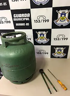Homem é flagrado com botijão de gás na madrugada