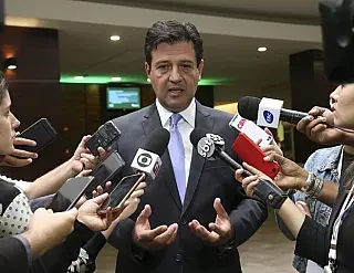É mais fácil morrer de dengue do que de coronavírus no Brasil, diz Mandetta