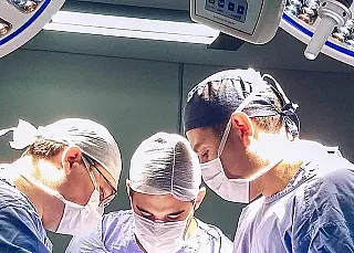 Egresso da Unigran realiza primeira cirurgia de tumor benigno em mandíbula