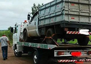 Carga de cosméticos irregular é apreendida em caminhonete 'quebrada'