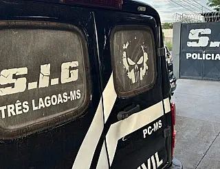 Homem abusa de criança para fotos pornográficas