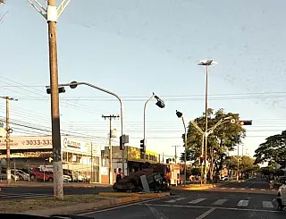 Carreta tomba no trevo