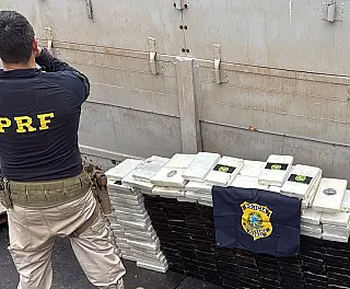 PRF encontra caminhão com 420 kg de cocaína