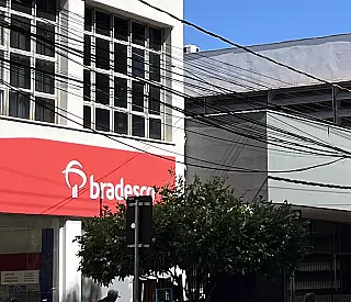 Aposentada processa Bradesco e pede suspensão imediata de descontos