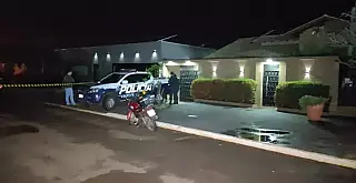 Homem em surto invade casa, morre com sete tiros e crianças pedem socorro