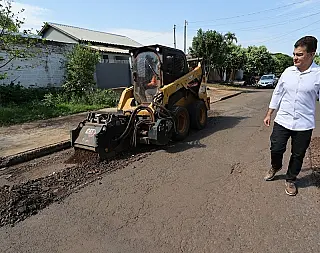 Prefeitura avança com recuperação de asfalto deteriorado no Jardim Maringá