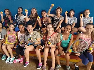 Funed estimula aulas de tênis de quadra na periferia