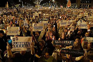 Duzentos mil saem às ruas em Barcelona contra prisão de catalães separatistas