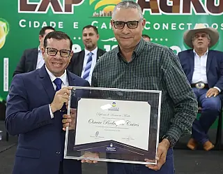 Pedro Pepa homenageia o empresário Osmar Caires