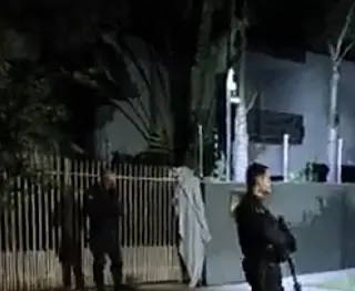 Homem morre enroscado em grade de residência