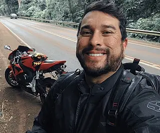 Farmacêutico bate moto em carro e morre no centro de Dourados