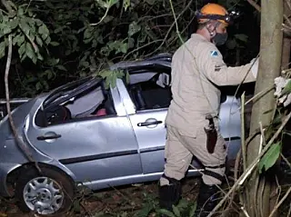Homem bate carro em árvore e morre