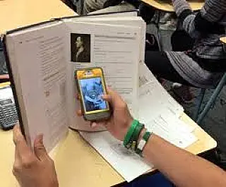 Comissão da Câmara aprova projeto que proíbe celular em escolas