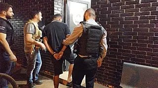 Operação desvenda esconderijo de fuzis e prende traficante