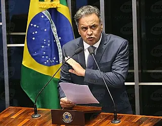 Aécio retorna ao Senado e faz discurso jurando inocência