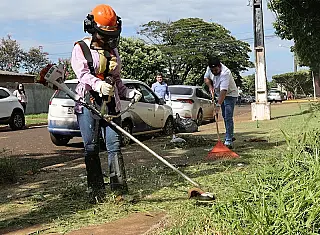 Prefeitura começa o ano com roçada nos bairros