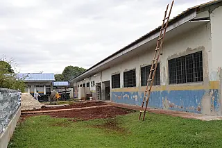 Prefeito confere avanço de construção da Avani