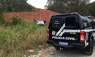 Motorista de aplicativo é executado enquanto dirigia e carro desgovernado atinge muro de casa