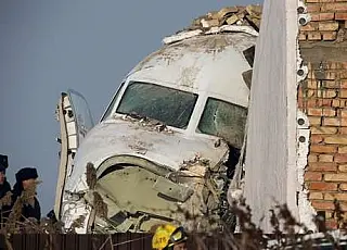 Avião com quase 100 pessoas cai após decolagem no Cazaquistão