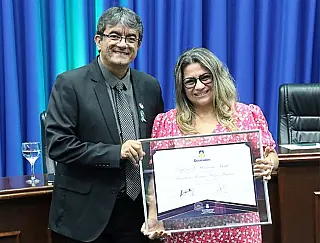 Juscelino premia psicóloga