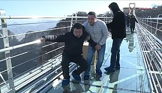Ponte de vidro mais longa do mundo é inaugurada na China