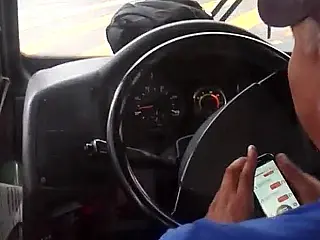 Multa de trânsito fica mais cara para quem dirigir manuseando celular