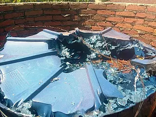 Vândalos colocam fogo na caixa d'água de parque pela segunda vez
