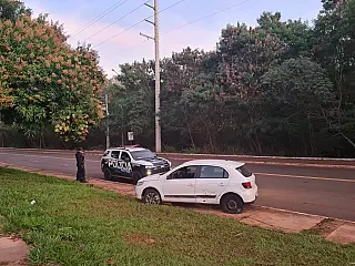 Idoso é encontrado dentro de carro parado em calçada