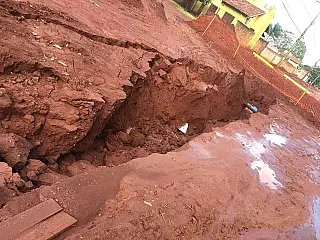 Obras paradas, chuva e lockdown deixaram moradores ‘ilhados’ em Dourados