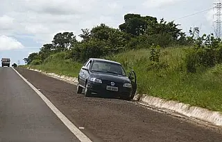 Após acidentes de trânsito vítimas somem do local abandonando o veículo com leite e queijos