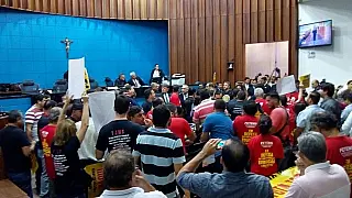 Plenário da Assembleia é invadido por servidores em protesto contra a Reforma da Previdência