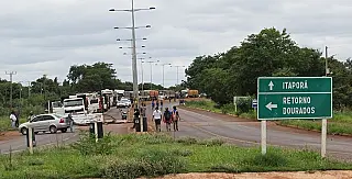 Índios protestam com o bloqueio de rodovias em Mato Grosso do Sul