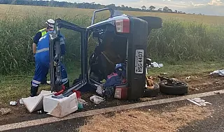 Duas pessoas morrem após colisão entre veículo de passeio e caminhões