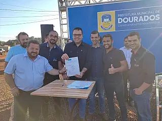 Alan assina ordem de serviço para asfalto no Parque dos Jequitibás