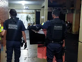 Mulher é presa em flagrante após roubar TV de residência