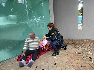 Guarda municipal distribui cobertores a moradores de rua