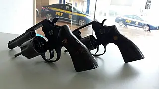 PRF encontra armas escondidas em pneu de carro furtado