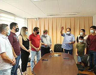 Acompanhado da mulher e filhos, suplente assume vaga de vereador afastado