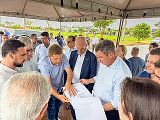 Geraldo Resende e governador Riedel acompanham obras de asfalto no Jardim Guaicurus