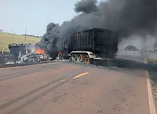 Caminhões explodem em colisão frontal e dois morrem carbonizados em Itahum