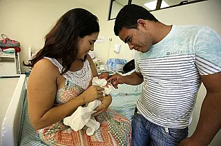 Ampliação de duração das licenças maternidade e paternidade é objeto da primeira PEC de 2018