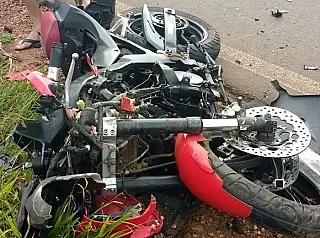 Moto bate em caminhão, condutor morre e carona tem ferimentos graves