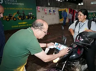 Candidatos já promovem manifestações