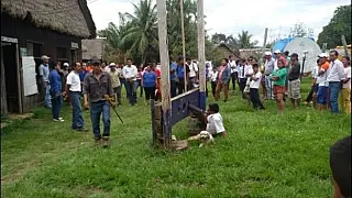 Prefeito é amarrado em protesto contra má gestão