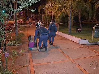 Jovem é morta a facadas em frente ao local de trabalho na capital
