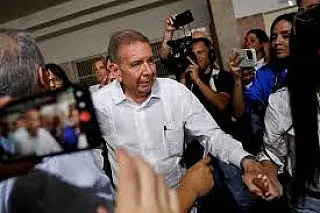 Edmundo González deixa Venezuela após receber asilo político da Espanha