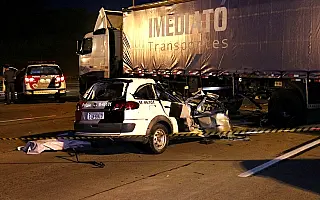 Quadrilha rouba viatura da PM em SP e para ao bater em carreta